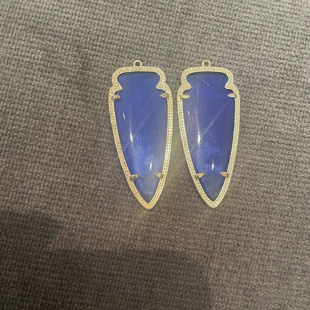 Kendra Scott Skylar arrowhead earrings in cobalt blue with gold tone